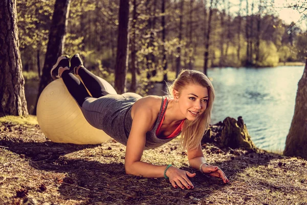 Joven mujer en ejercicio de ropa deportiva — Foto de Stock