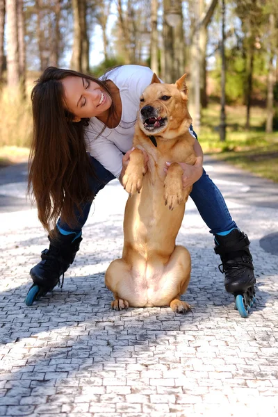 Morena mujer con marrón perro —  Fotos de Stock