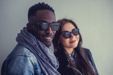 Afro-Amerikan beyaz kadın adamla