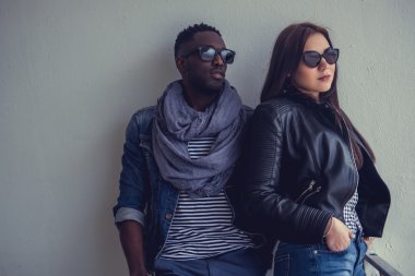 Afro-Amerikan beyaz kadın adamla