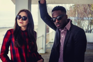 Afro-Amerikan beyaz kadın adamla