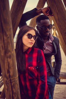 Afro-Amerikan beyaz kadın adamla