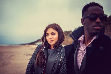 Afro-Amerikan beyaz kadın adamla