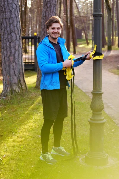 Muž s proužky v parku — Stock fotografie