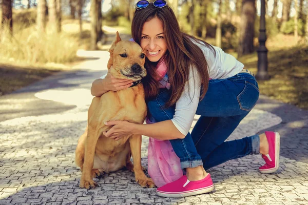 Morena mujer con marrón perro — Foto de Stock