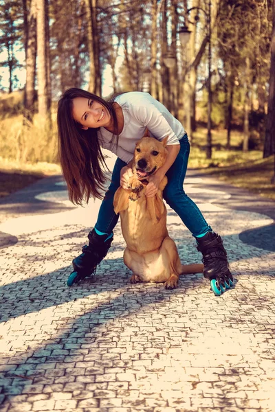 Morena mujer con marrón perro — Foto de Stock