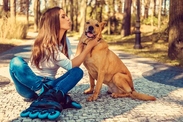 Morena mujer con marrón perro —  Fotos de Stock