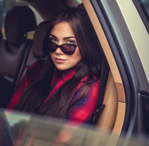 Mujer morena en un coche — Foto de Stock