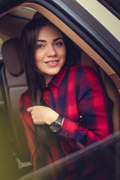 Brunette femme dans une voiture — Photo