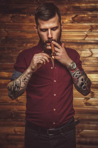 Homem moderno barbudo em camisa . — Fotografia de Stock