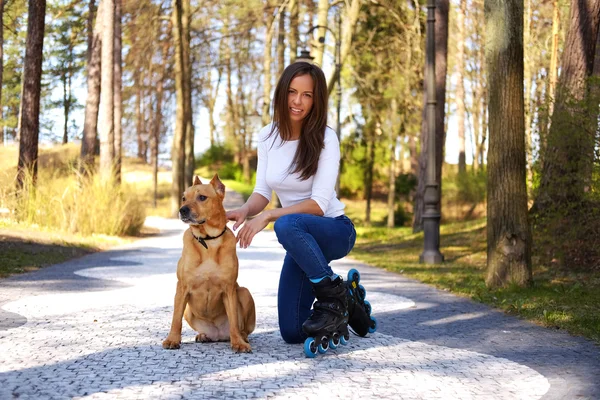 Kahverengi köpek ile esmer kadın — Stok fotoğraf