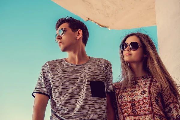Atraktivní pár v sluneční brýle — Stock fotografie