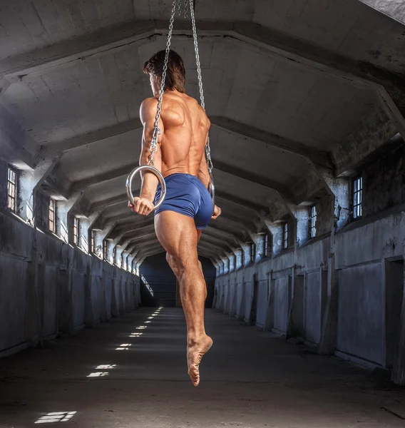 Exercícios de homem com anéis de ginástica — Fotografia de Stock