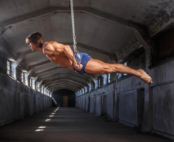 Exercícios de homem com anéis de ginástica — Fotografia de Stock