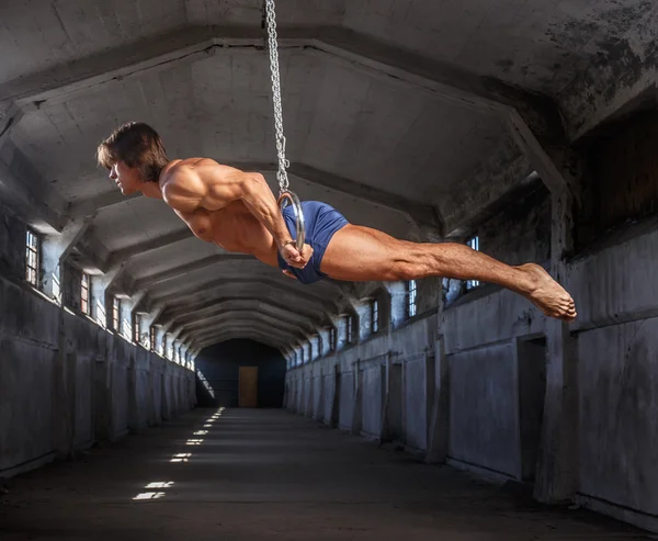 Man träning med Gymnastringar — Stockfoto