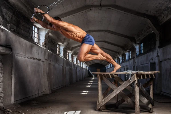 Séances d'entraînement homme avec anneaux de gymnastique — Photo