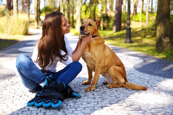 Брюнетка с коричневой собакой — стоковое фото