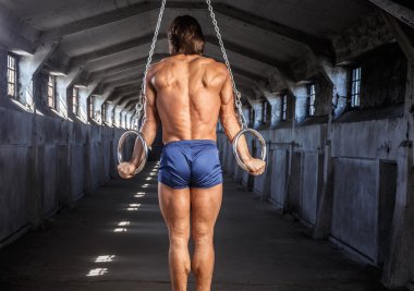 Adam egzersiz jimnastik yüzük