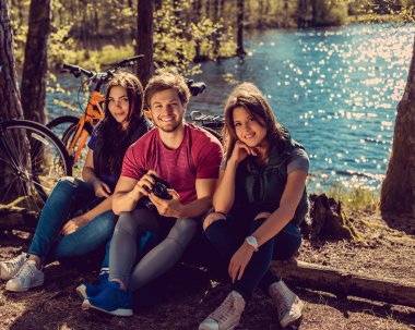 Bir erkek ve iki kadın bir parkta