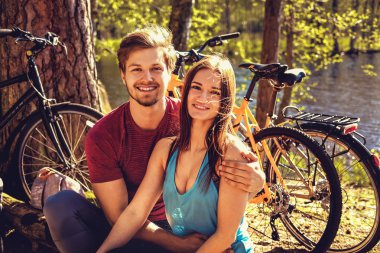 Güzel sportif çift rahatlatıcı