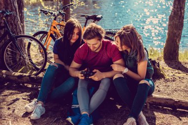 Bir erkek ve iki kadın bir parkta