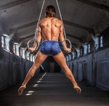 Adam egzersiz jimnastik yüzük