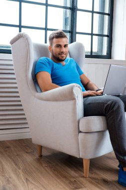 dizüstü bilgisayarla çalışma öğrenci.