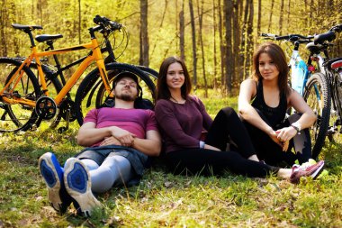 arkadaşlar rahatlatıcı bir parkta