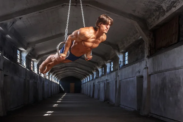 Männertraining mit Gymnastikringen — Stockfoto