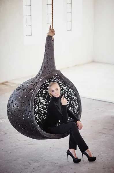 Vrouw in een zwart kostuum — Stockfoto