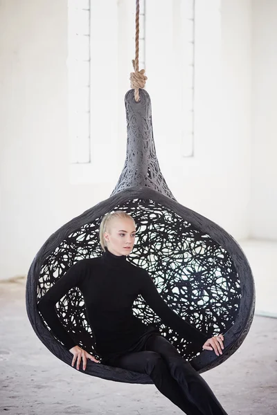 Feminino em um traje preto — Fotografia de Stock