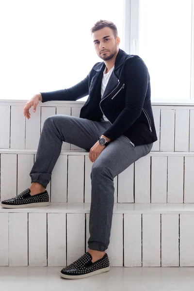 Casual guy posing on steps. — Stock Photo, Image