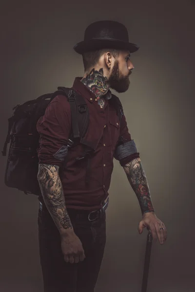 Barbudo tatuado con bastón — Foto de Stock