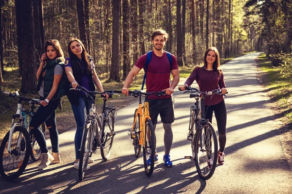 四个微笑成年人用自行车 — 图库照片