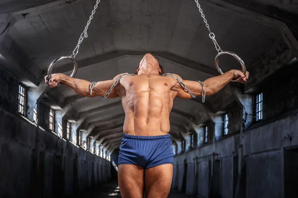 Exercícios de homem com anéis de ginástica — Fotografia de Stock