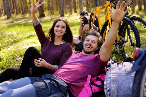 Amigos relaxando em um parque — Fotografia de Stock