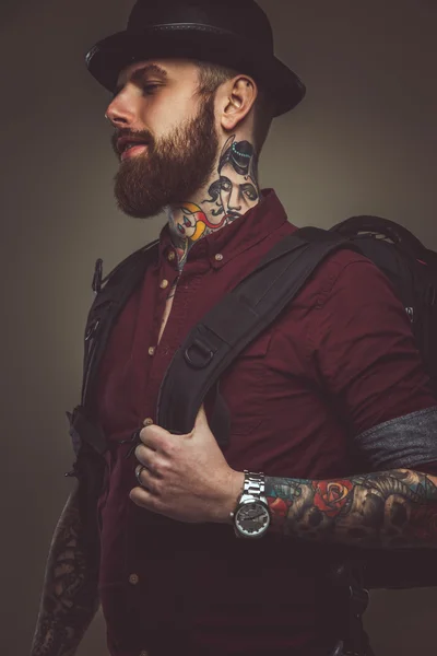 Skäggiga tatuerade killen med käpp — Stockfoto