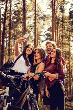 Grup yetişkin rahatlatıcı bir parkta