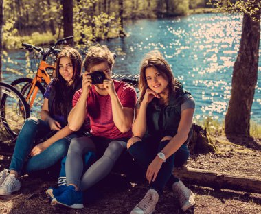 Bir erkek ve iki kadın bir parkta