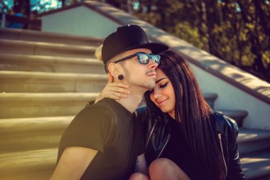 Çocuk basamaklarında oturan kız arkadaşı ile