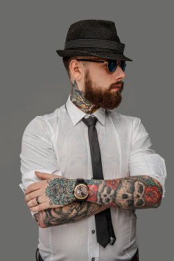 Acımasız adam beyaz gömlekli