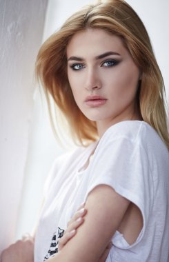 sarışın bir kadın beyaz t-shirt.