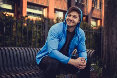 Bir spor giyim gülümseyen adam