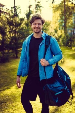 Mavi spor ceketli adamı