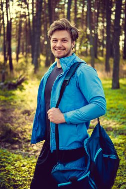 Mavi spor ceketli adamı