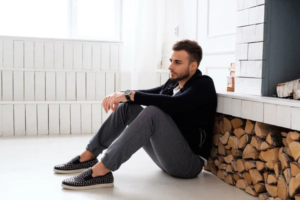 Casual homem de casaco preto — Fotografia de Stock