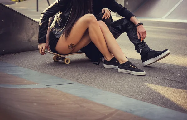 Casual couple in a skate park. — Stock Photo, Image