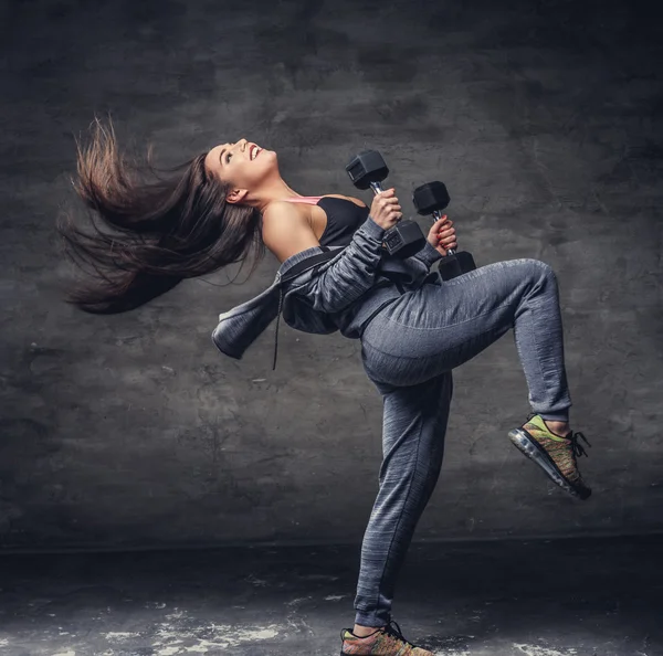 Mujer en acción con mancuernas —  Fotos de Stock