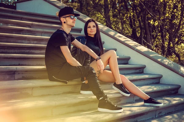 Chlapec s jeho přítelkyní, sedí na schodech — Stock fotografie
