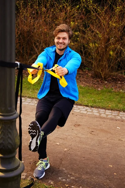 Homme avec des bandes dans le parc — Photo